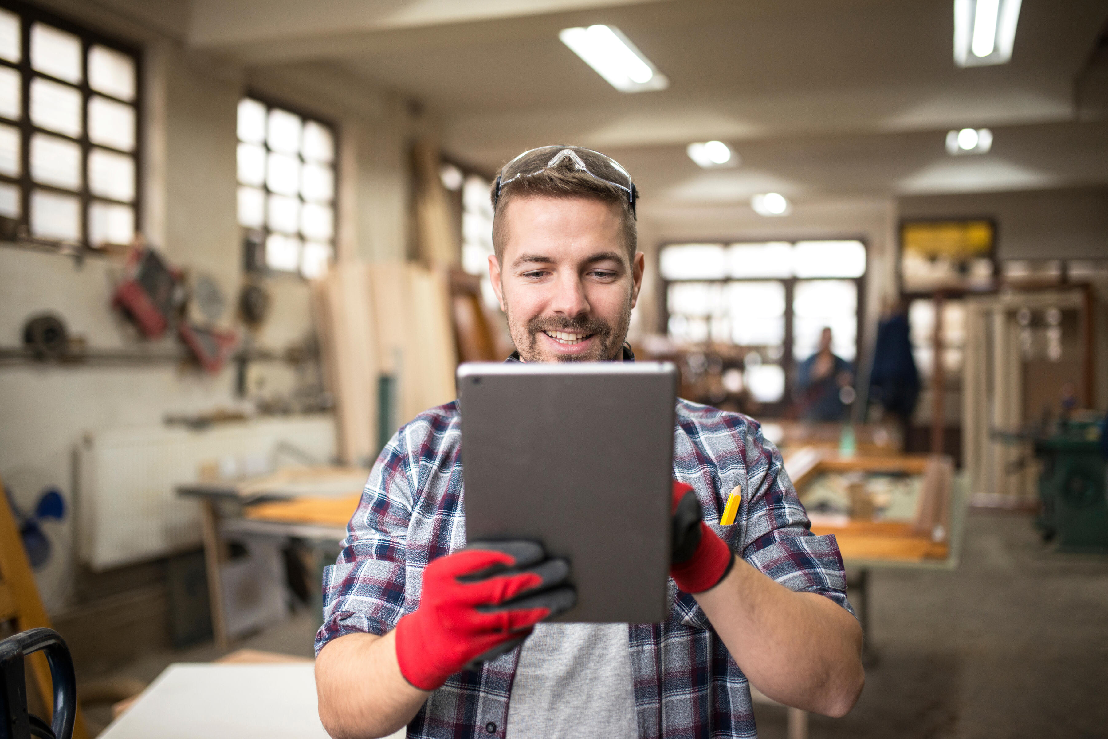 Handwerker freut sich über sein neues Webdesign und Medien von imp-creative